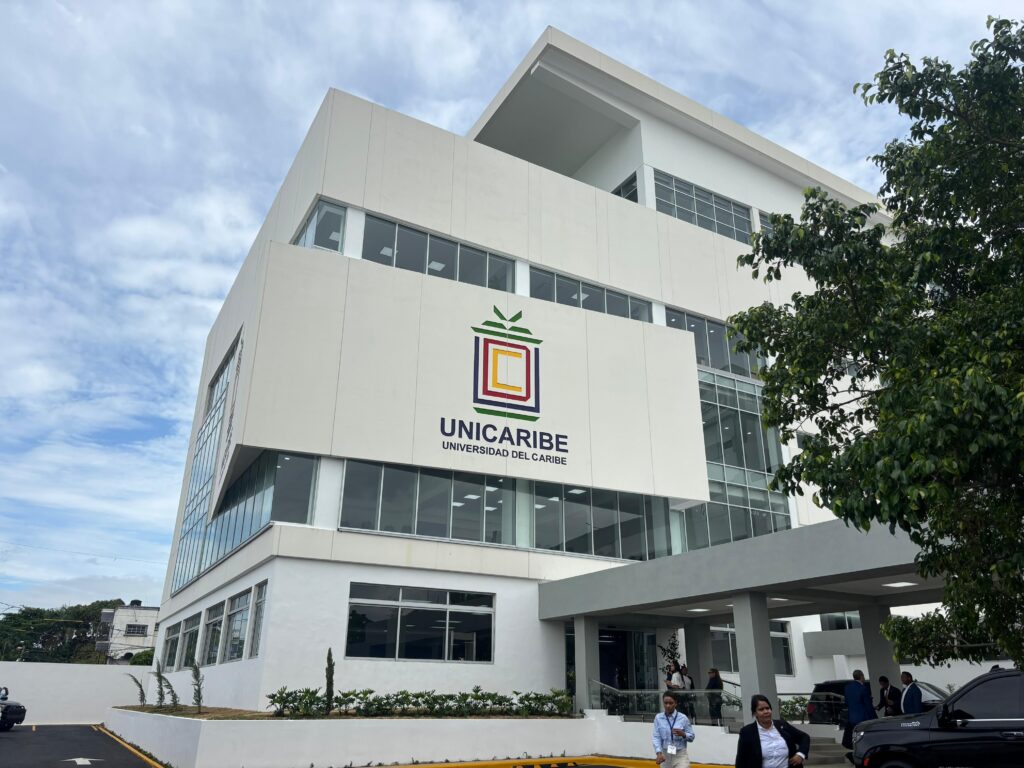 Edificio de la Universidad del Caribe (UNICARIBE) en Santo Domingo